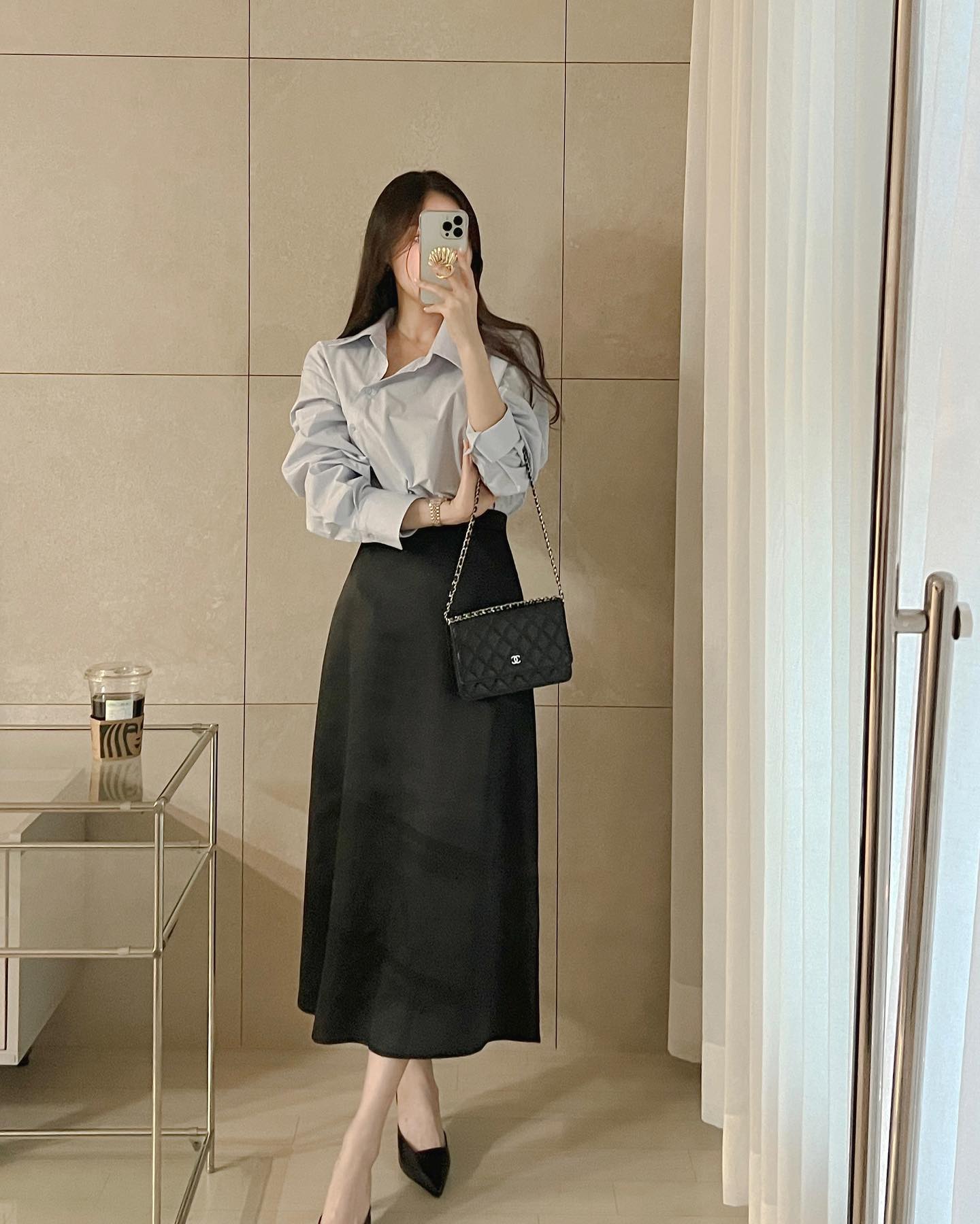 10 cách mặc chân váy đen dành cho người thích phong cách tối giản- Ảnh 1. 10 cách mặc chân váy đen dành cho người thích phong cách tối giản- Ảnh 1.