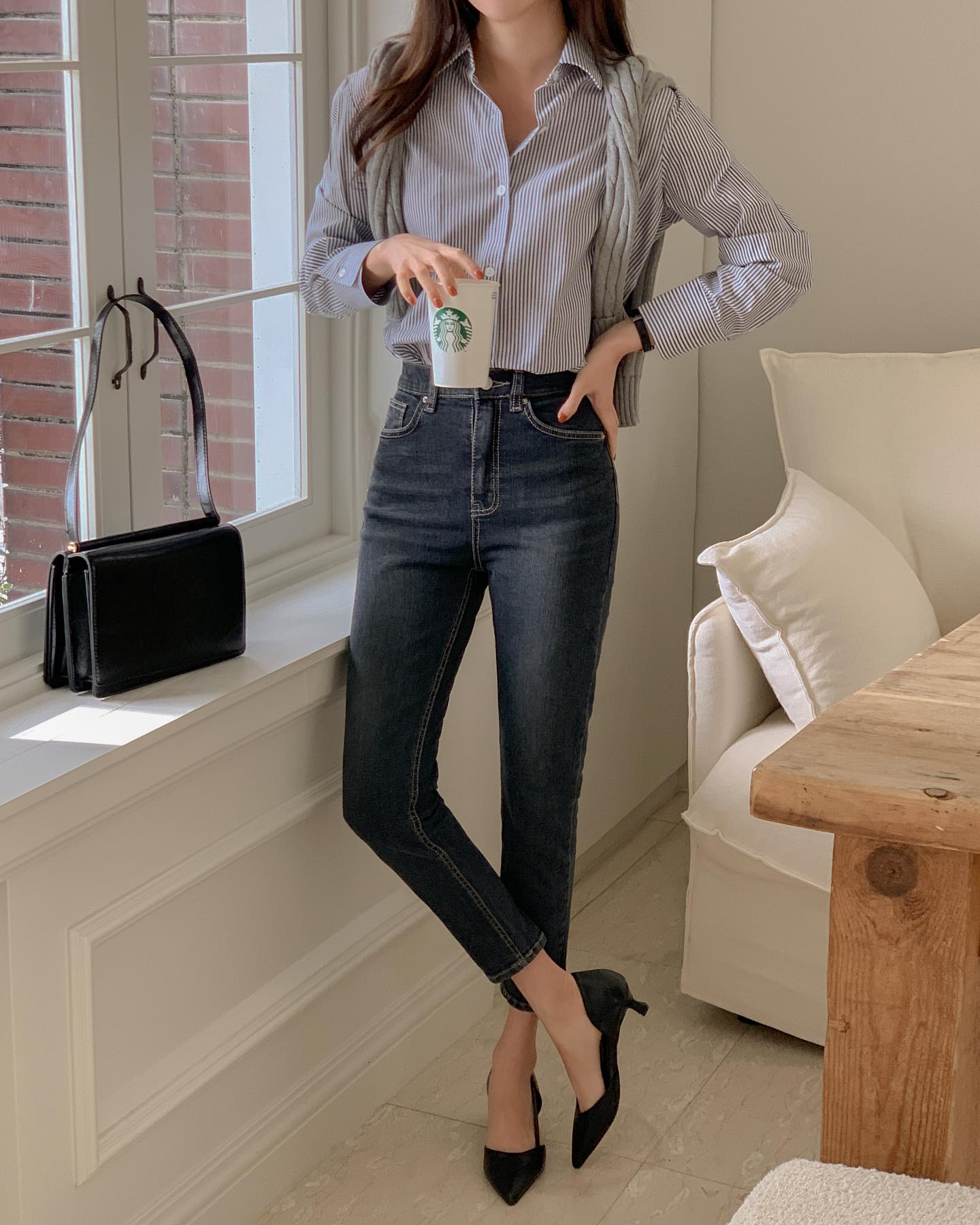 Gợi ý 10 set đồ gọn gàng để chị em mặc đi làm trong ngày mưa gió- Ảnh 10. Gợi ý 10 set đồ gọn gàng để chị em mặc đi làm trong ngày mưa gió- Ảnh 10.