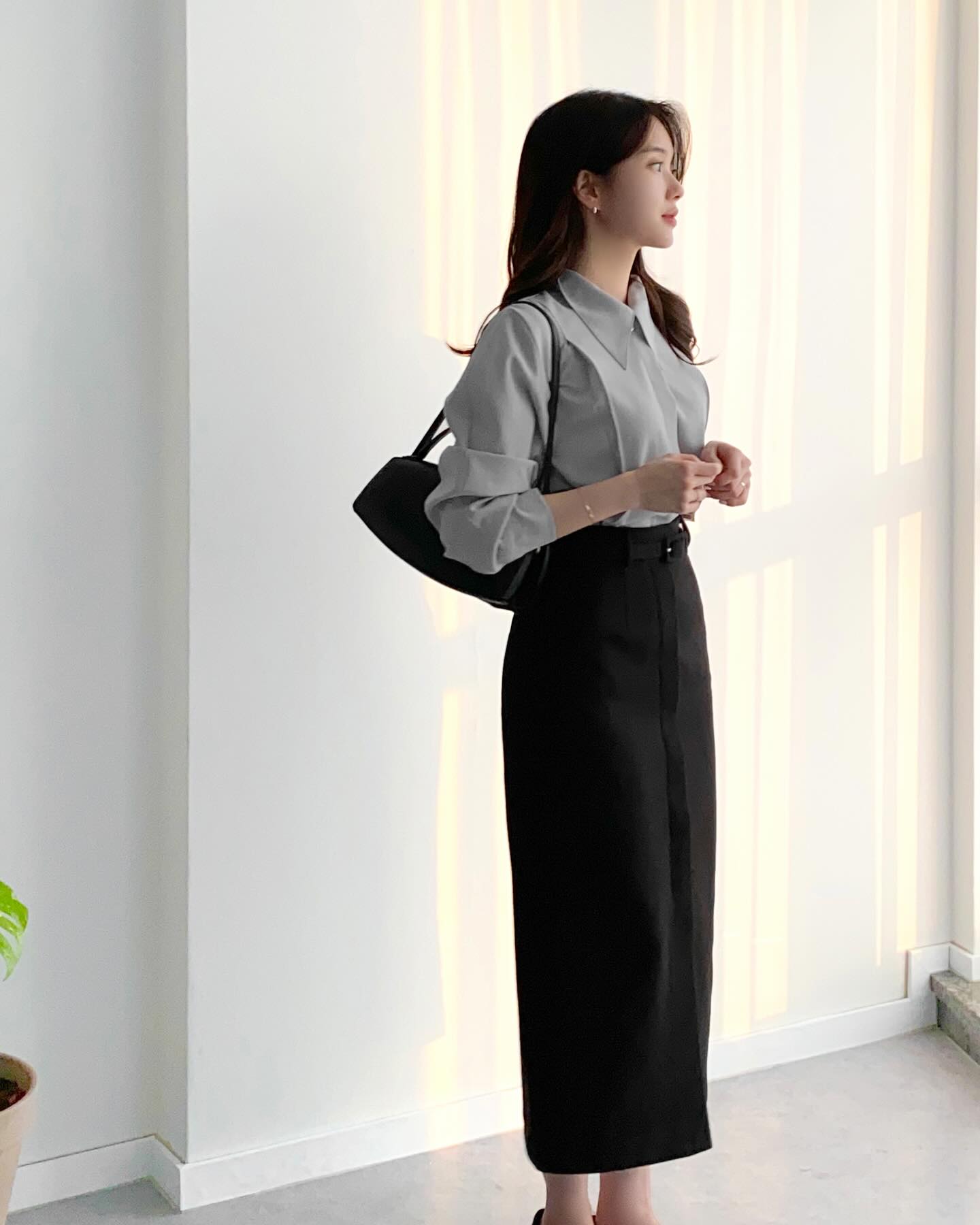 10 cách mặc chân váy đen dành cho người thích phong cách tối giản- Ảnh 2. 10 cách mặc chân váy đen dành cho người thích phong cách tối giản- Ảnh 2.
