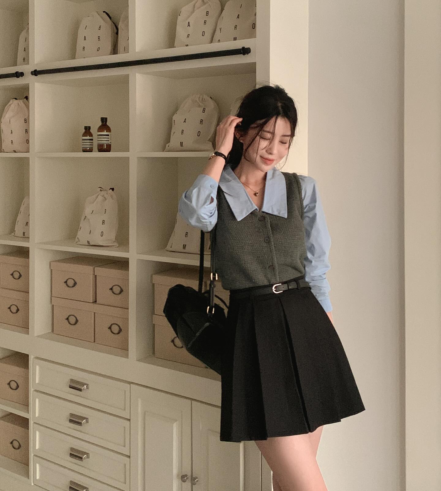 10 cách mặc chân váy đen dành cho người thích phong cách tối giản- Ảnh 3. 10 cách mặc chân váy đen dành cho người thích phong cách tối giản- Ảnh 3.