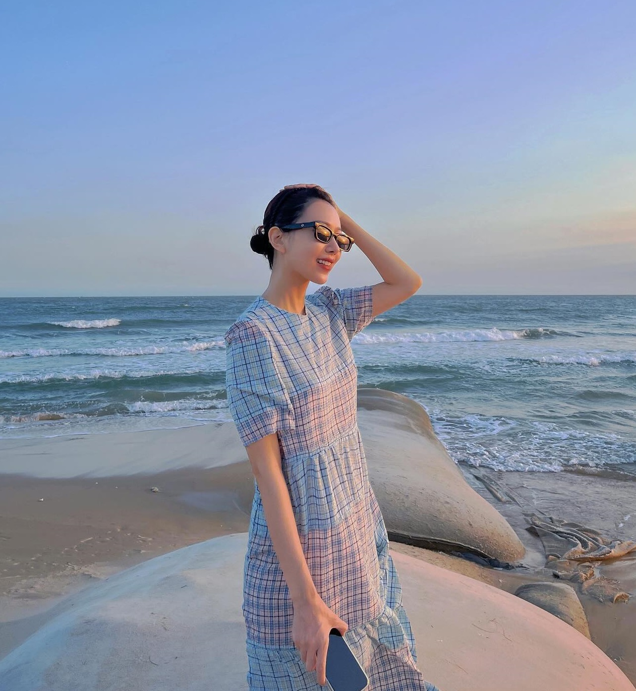 Tham khảo 10 set đồ đi du lịch trẻ trung, nổi bật của mỹ nhân Việt- Ảnh 9. Tham khảo 10 set đồ đi du lịch trẻ trung, nổi bật của mỹ nhân Việt- Ảnh 9.