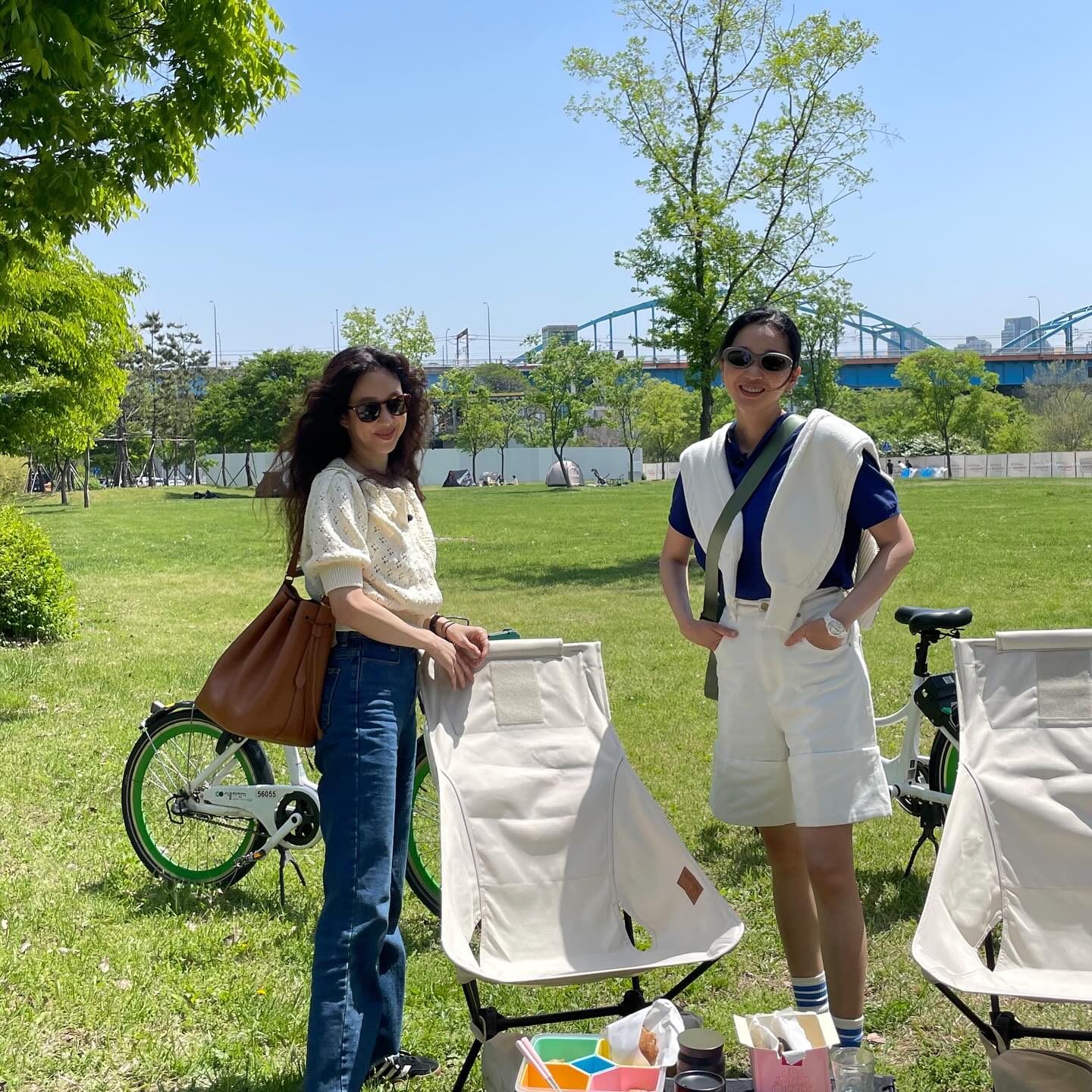 Nữ phụ phim "Tên tôi là Kim Sam Soon" trẻ trung ở tuổi 43, áp dụng phong cách tối giản vừa sành điệu vừa sang - Ảnh 4. Nữ phụ phim "Tên tôi là Kim Sam Soon" trẻ trung ở tuổi 43, áp dụng phong cách tối giản vừa sành điệu vừa sang - Ảnh 4.