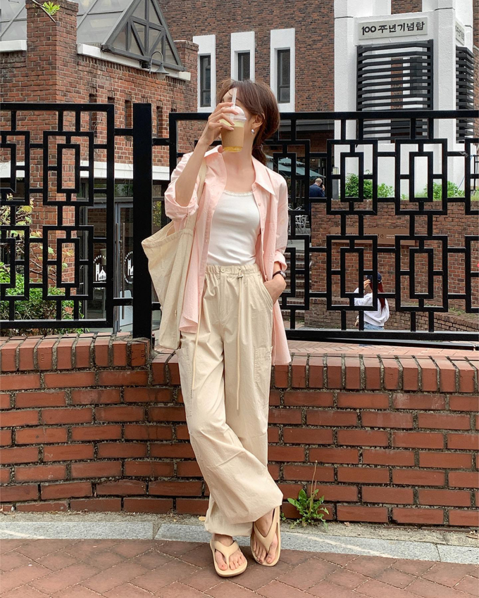 5 món thời trang phụ nữ trên 40 tuổi nên mặc đi du lịch để chụp hình "sống ảo" đẹp mãn nhãn - Ảnh 5. 5 món thời trang phụ nữ trên 40 tuổi nên mặc đi du lịch để chụp hình "sống ảo" đẹp mãn nhãn - Ảnh 5.