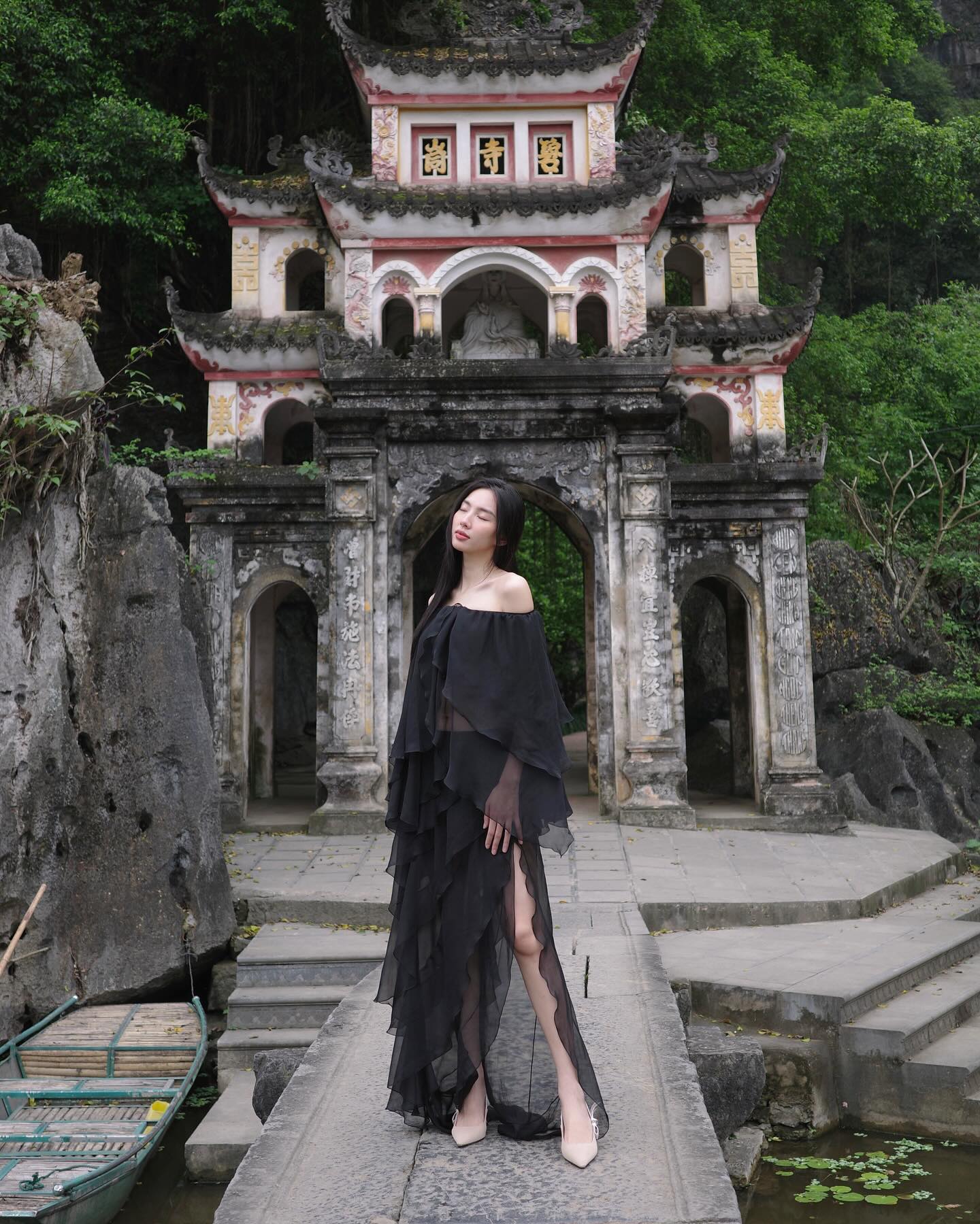 Tham khảo 10 set đồ đi du lịch trẻ trung, nổi bật của mỹ nhân Việt- Ảnh 2. Tham khảo 10 set đồ đi du lịch trẻ trung, nổi bật của mỹ nhân Việt- Ảnh 2.