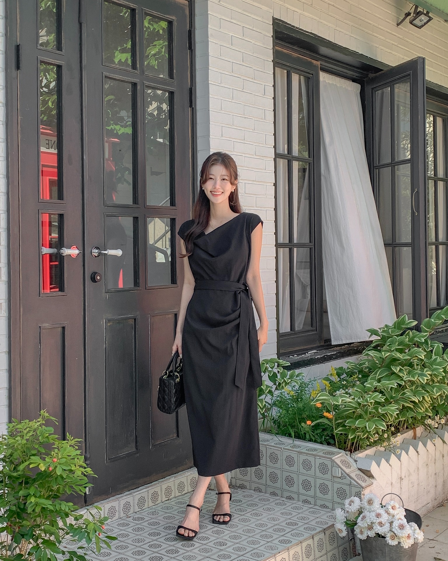 Gợi ý 10 set đồ gọn gàng để chị em mặc đi làm trong ngày mưa gió- Ảnh 3. Gợi ý 10 set đồ gọn gàng để chị em mặc đi làm trong ngày mưa gió- Ảnh 3.