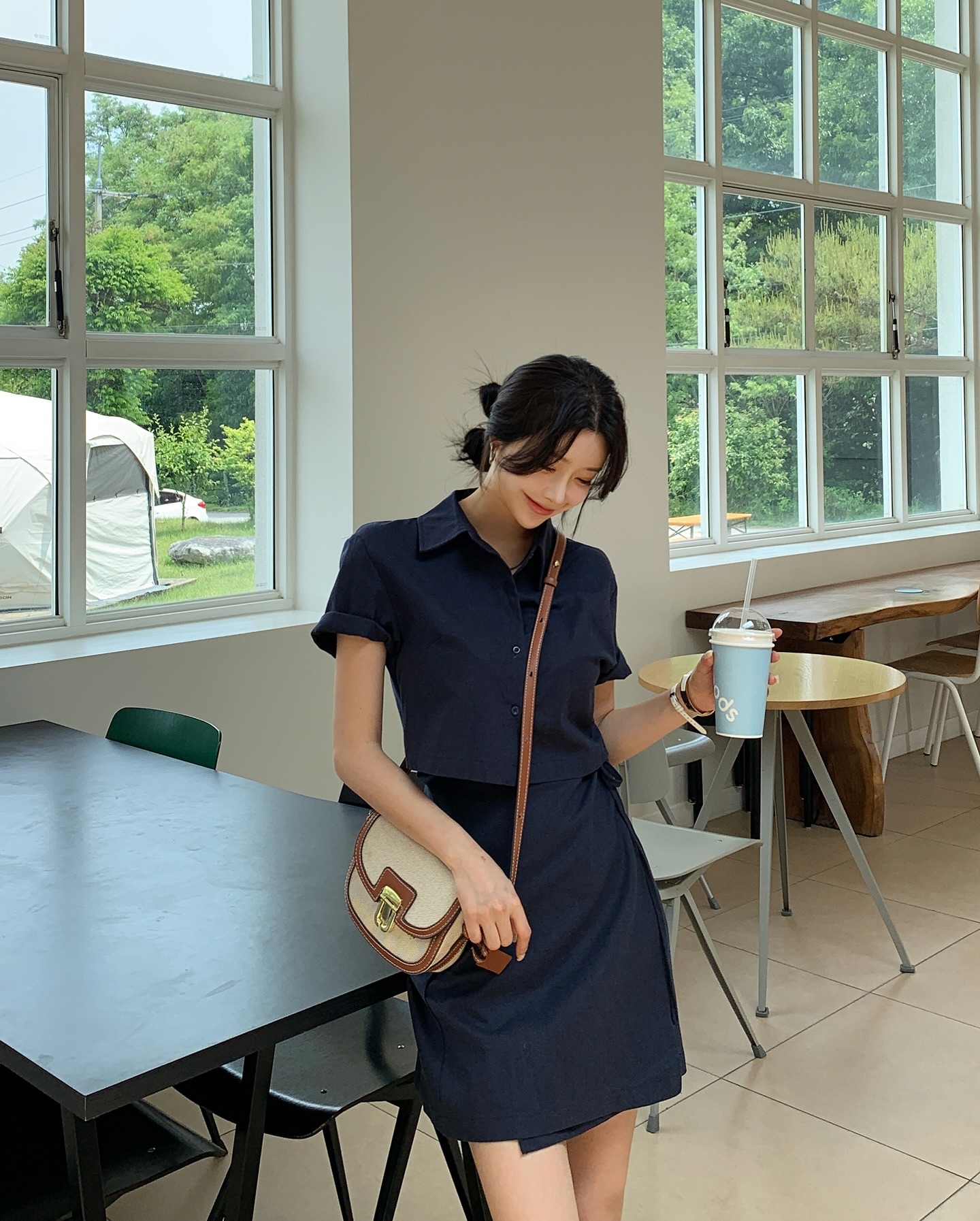 Gợi ý 10 set đồ gọn gàng để chị em mặc đi làm trong ngày mưa gió- Ảnh 1. Gợi ý 10 set đồ gọn gàng để chị em mặc đi làm trong ngày mưa gió- Ảnh 1.
