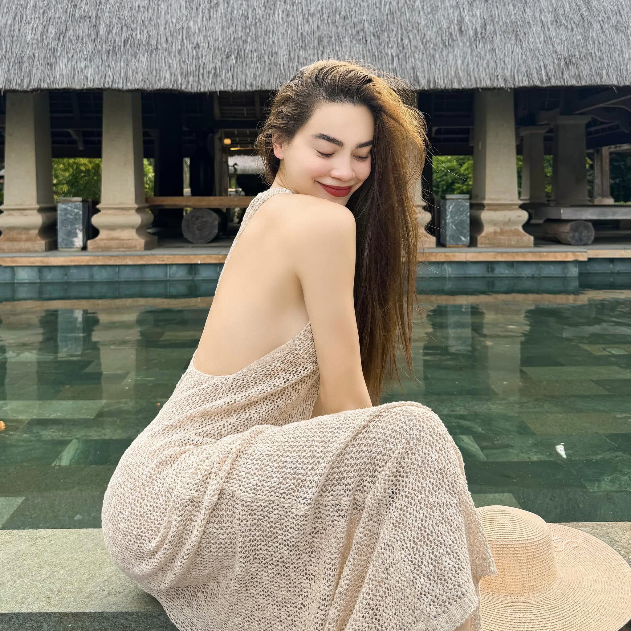 Soi thời trang đi biển mới nhất của cặp bạn thân đình đám - Thanh Hằng và Hồ Ngọc Hà - Ảnh 6. Soi thời trang đi biển mới nhất của cặp bạn thân đình đám - Thanh Hằng và Hồ Ngọc Hà - Ảnh 6.