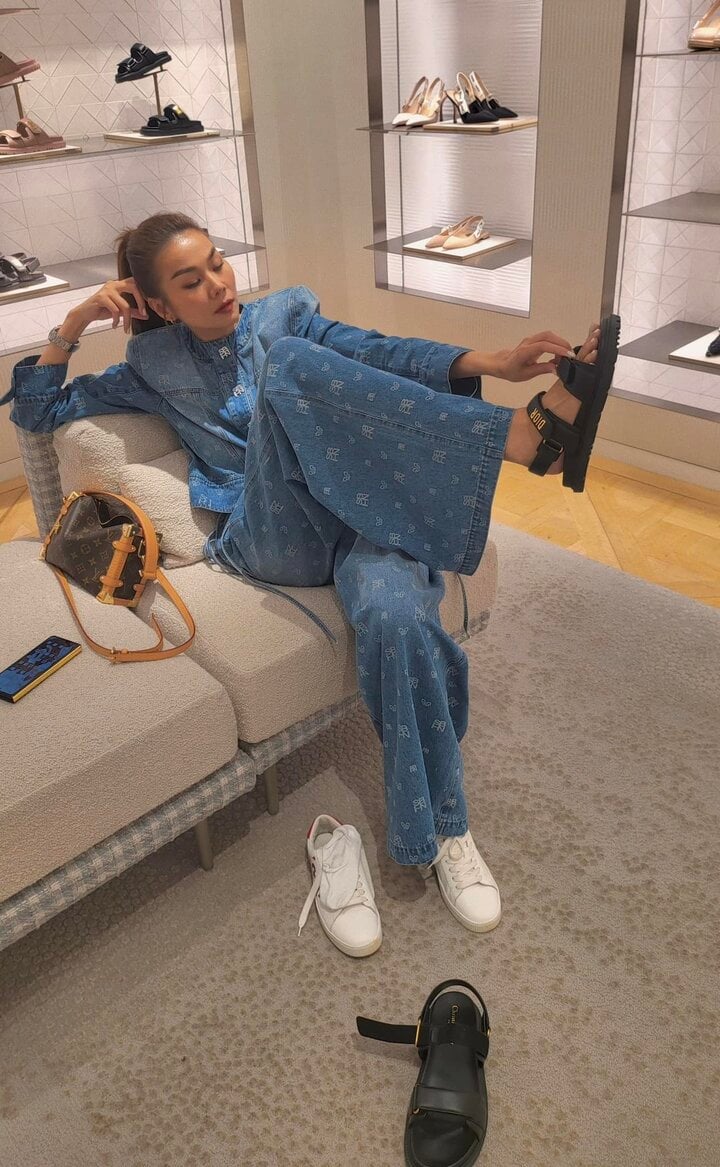 Học lỏm siêu mẫu Thanh Hằng công thức diện đồ denim dành cho quý cô trên 40 tuổi - Ảnh 4. Học lỏm siêu mẫu Thanh Hằng công thức diện đồ denim dành cho quý cô trên 40 tuổi - Ảnh 4.
