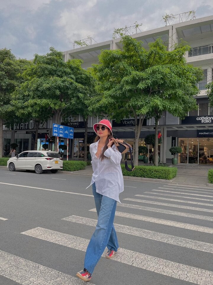 Học lỏm siêu mẫu Thanh Hằng công thức diện đồ denim dành cho quý cô trên 40 tuổi - Ảnh 1. Học lỏm siêu mẫu Thanh Hằng công thức diện đồ denim dành cho quý cô trên 40 tuổi - Ảnh 1.