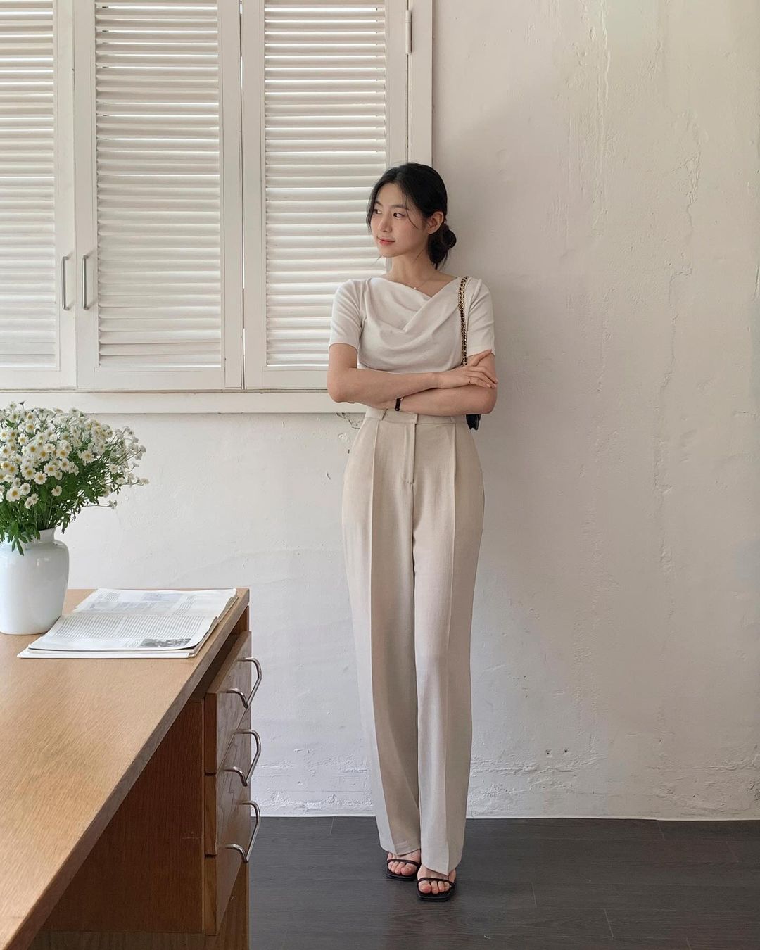 5 công thức diện quần âu trắng ưng mắt và trẻ trung trong mùa hè- Ảnh 2. 5 công thức diện quần âu trắng ưng mắt và trẻ trung trong mùa hè- Ảnh 2.