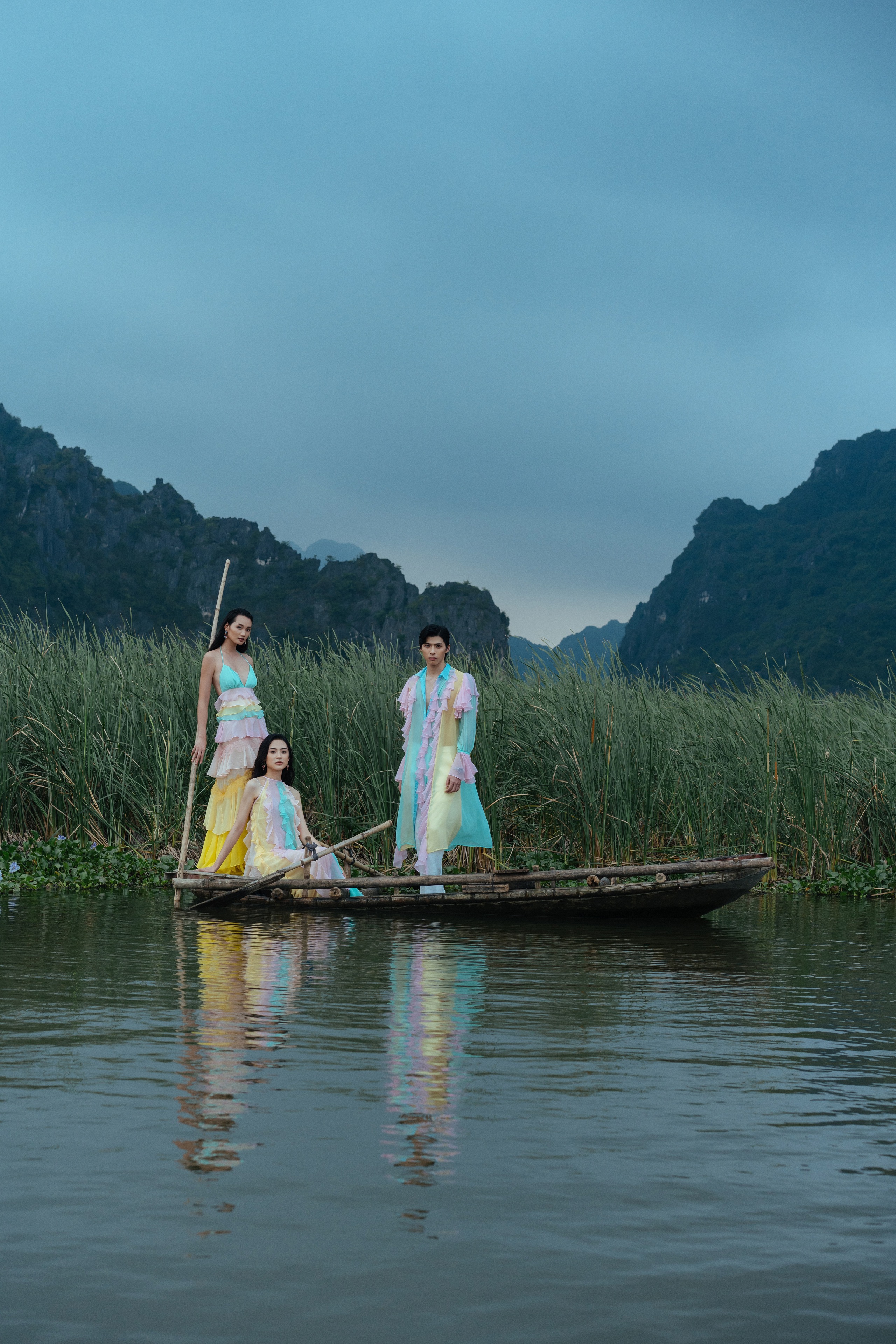 NTK Adrian Anh Tuấn tung loạt thiết kế hè sử dụng chất liệu tái chế kh - Ảnh 6. NTK Adrian Anh Tuấn tung loạt thiết kế hè sử dụng chất liệu tái chế kh - Ảnh 6.