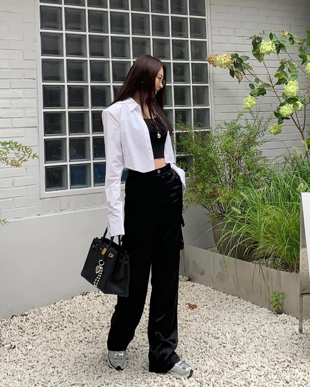 5 mẫu sơ mi cơ bản cần có trong tủ đồ của nàng công sở sành điệu- Ảnh 10. 5 mẫu sơ mi cơ bản cần có trong tủ đồ của nàng công sở sành điệu- Ảnh 10.