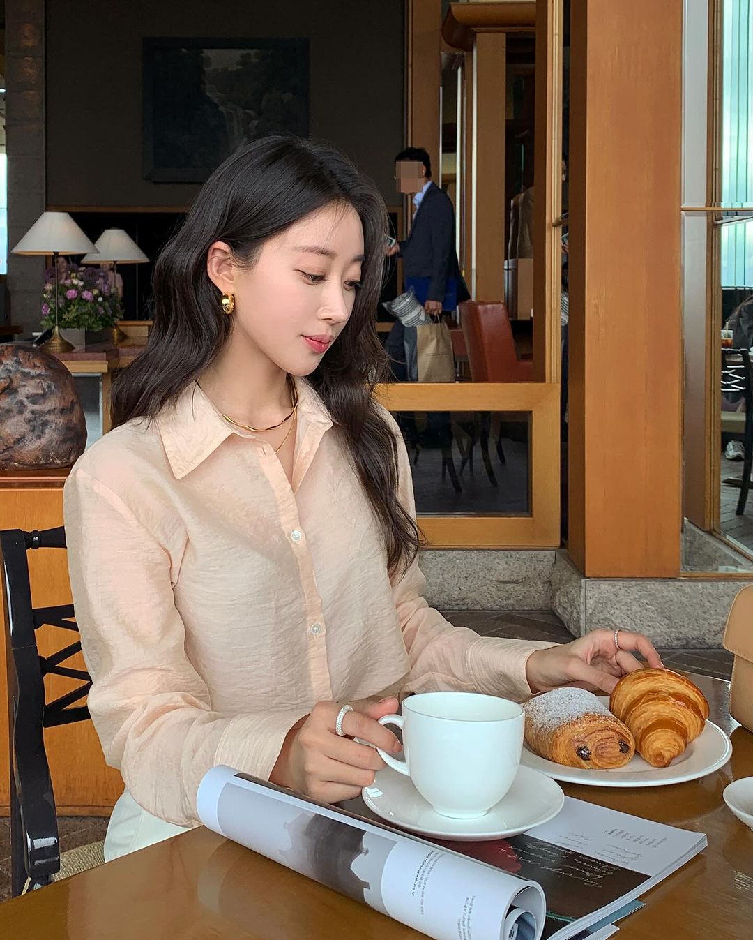 5 mẫu sơ mi cơ bản cần có trong tủ đồ của nàng công sở sành điệu- Ảnh 8. 5 mẫu sơ mi cơ bản cần có trong tủ đồ của nàng công sở sành điệu- Ảnh 8.