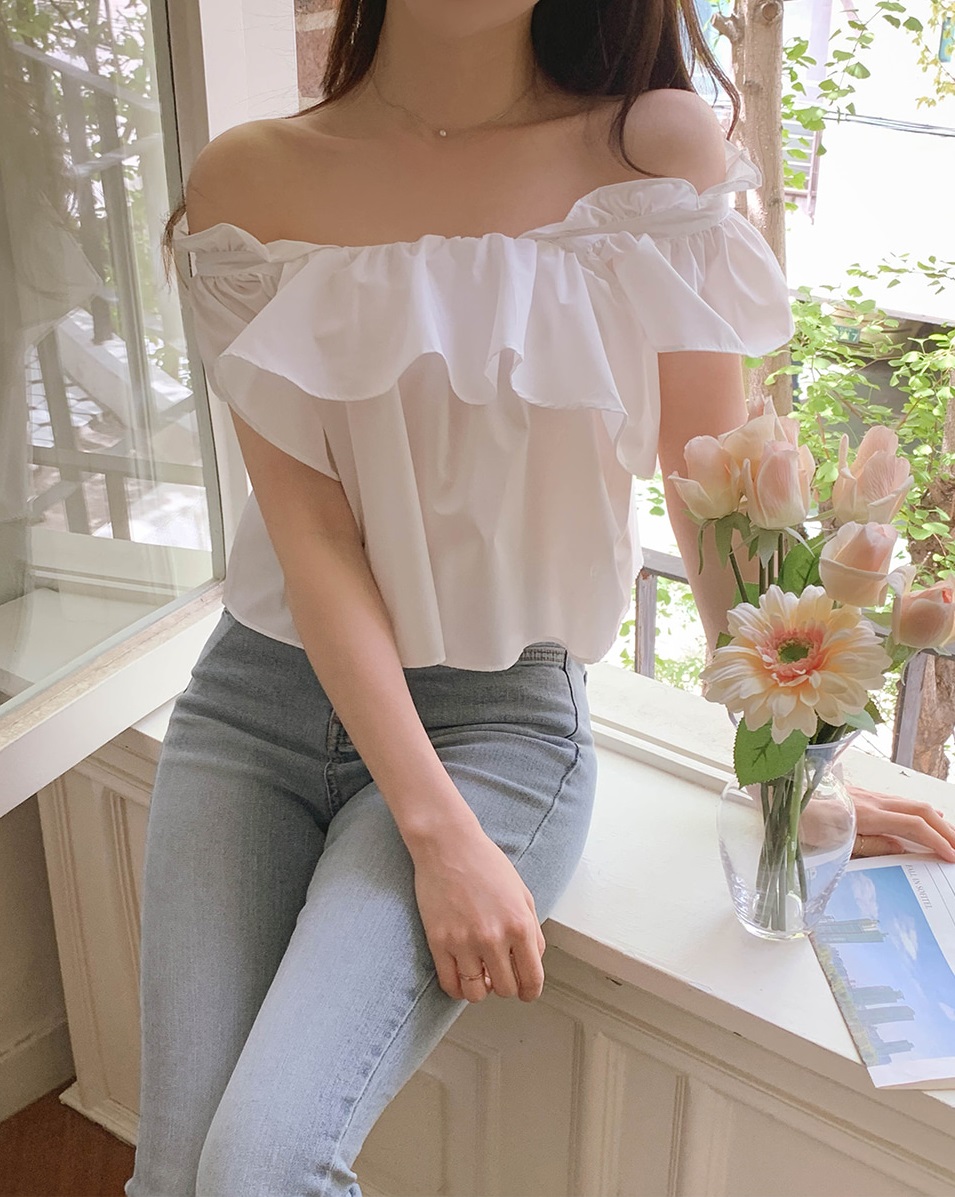 Kiểu áo trễ vai đáng sắm nhất trong mùa hè: Diện được 2 kiểu, từ thanh lịch đến gợi cảm- Ảnh 7. Kiểu áo trễ vai đáng sắm nhất trong mùa hè: Diện được 2 kiểu, từ thanh lịch đến gợi cảm- Ảnh 7.