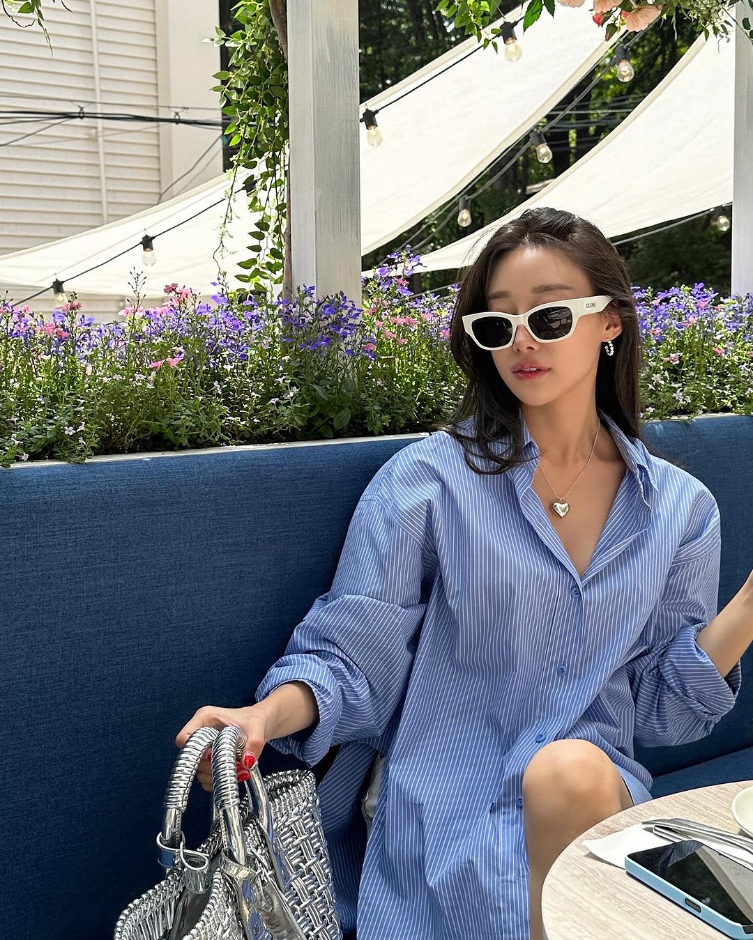 5 mẫu sơ mi cơ bản cần có trong tủ đồ của nàng công sở sành điệu- Ảnh 4. 5 mẫu sơ mi cơ bản cần có trong tủ đồ của nàng công sở sành điệu- Ảnh 4.