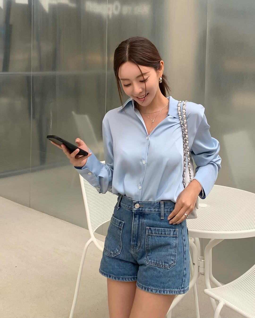 5 mẫu sơ mi cơ bản cần có trong tủ đồ của nàng công sở sành điệu- Ảnh 7. 5 mẫu sơ mi cơ bản cần có trong tủ đồ của nàng công sở sành điệu- Ảnh 7.