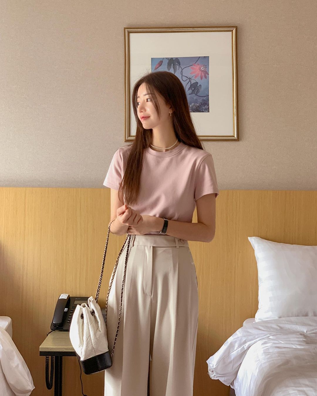 5 công thức diện quần âu trắng ưng mắt và trẻ trung trong mùa hè- Ảnh 7. 5 công thức diện quần âu trắng ưng mắt và trẻ trung trong mùa hè- Ảnh 7.