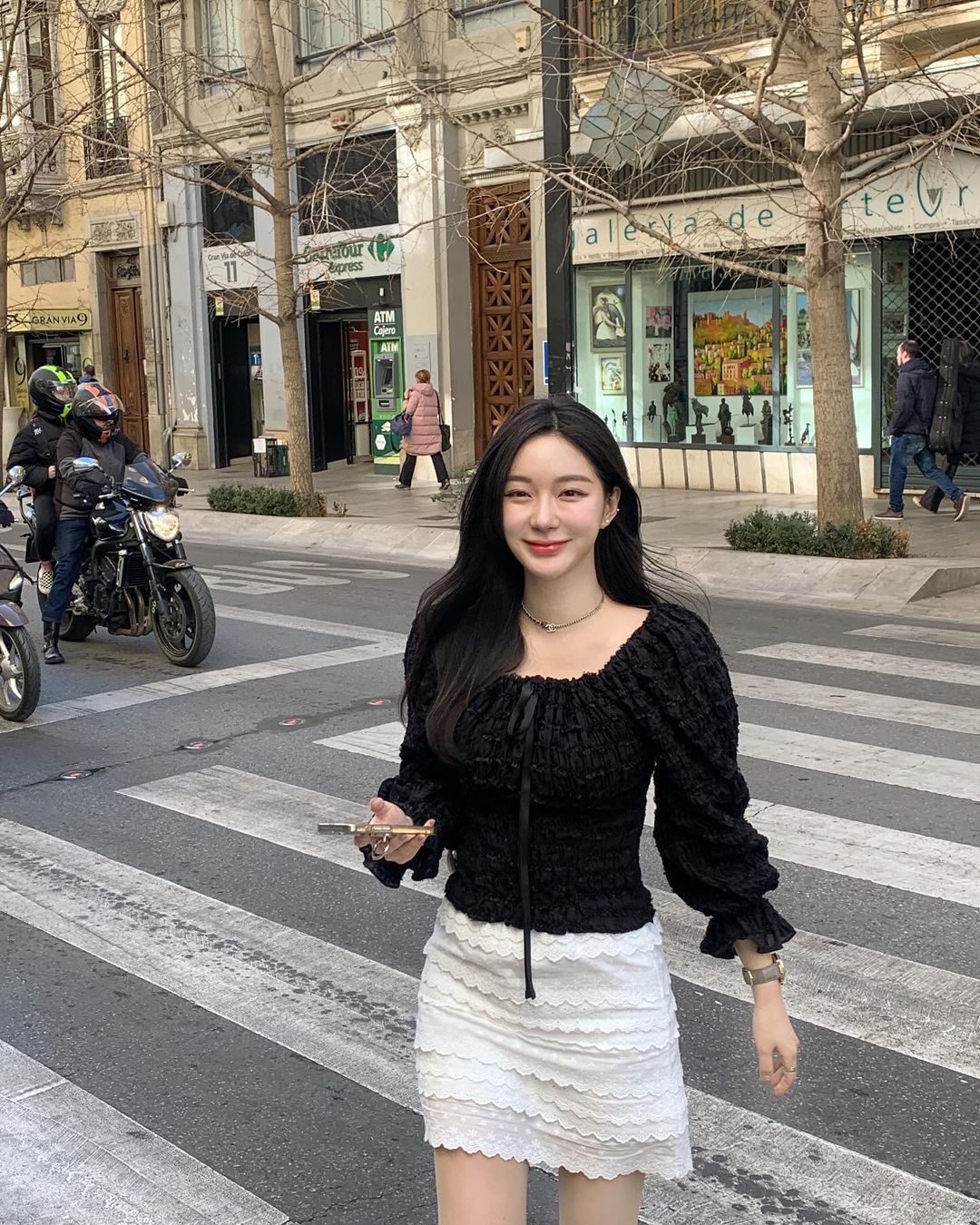 Kiểu áo trễ vai đáng sắm nhất trong mùa hè: Diện được 2 kiểu, từ thanh lịch đến gợi cảm- Ảnh 8. Kiểu áo trễ vai đáng sắm nhất trong mùa hè: Diện được 2 kiểu, từ thanh lịch đến gợi cảm- Ảnh 8.