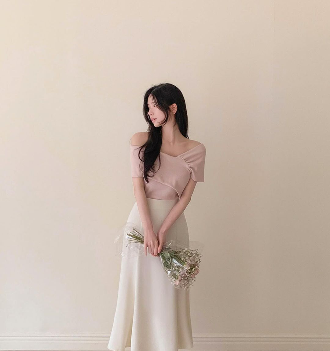 Kiểu áo trễ vai đáng sắm nhất trong mùa hè: Diện được 2 kiểu, từ thanh lịch đến gợi cảm- Ảnh 4. Kiểu áo trễ vai đáng sắm nhất trong mùa hè: Diện được 2 kiểu, từ thanh lịch đến gợi cảm- Ảnh 4.
