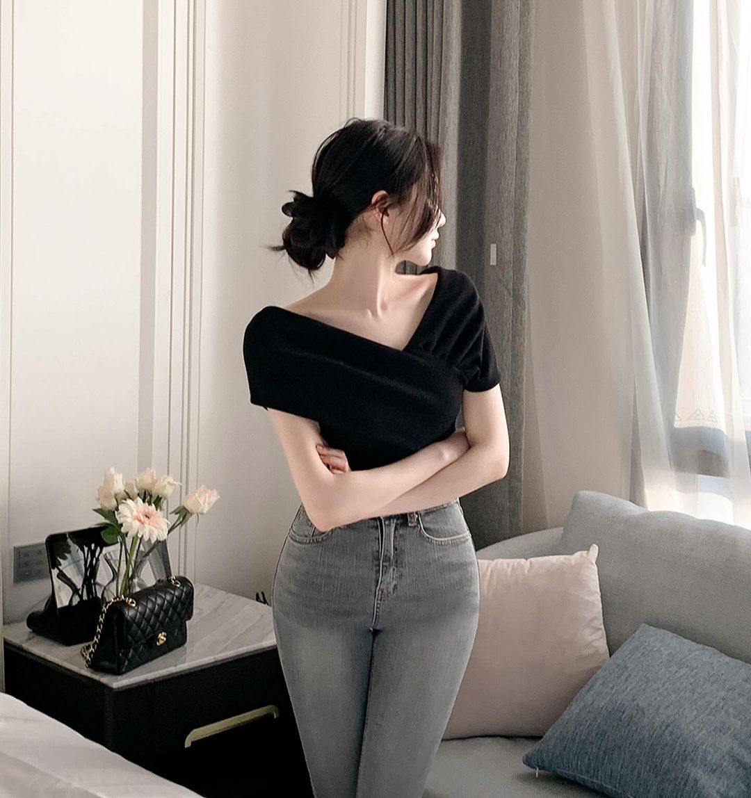 Kiểu áo trễ vai đáng sắm nhất trong mùa hè: Diện được 2 kiểu, từ thanh lịch đến gợi cảm- Ảnh 5. Kiểu áo trễ vai đáng sắm nhất trong mùa hè: Diện được 2 kiểu, từ thanh lịch đến gợi cảm- Ảnh 5.