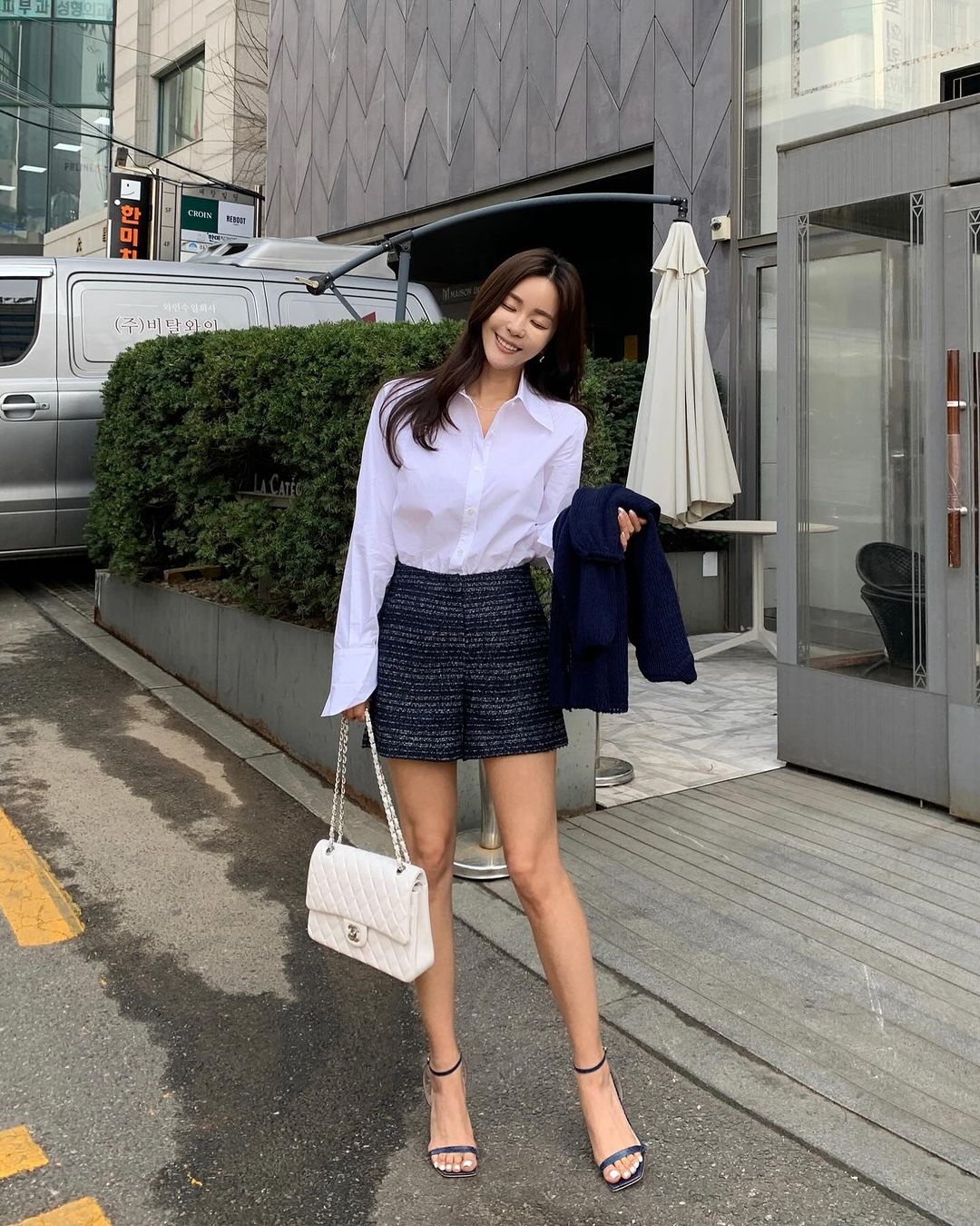 5 mẫu sơ mi cơ bản cần có trong tủ đồ của nàng công sở sành điệu- Ảnh 3. 5 mẫu sơ mi cơ bản cần có trong tủ đồ của nàng công sở sành điệu- Ảnh 3.
